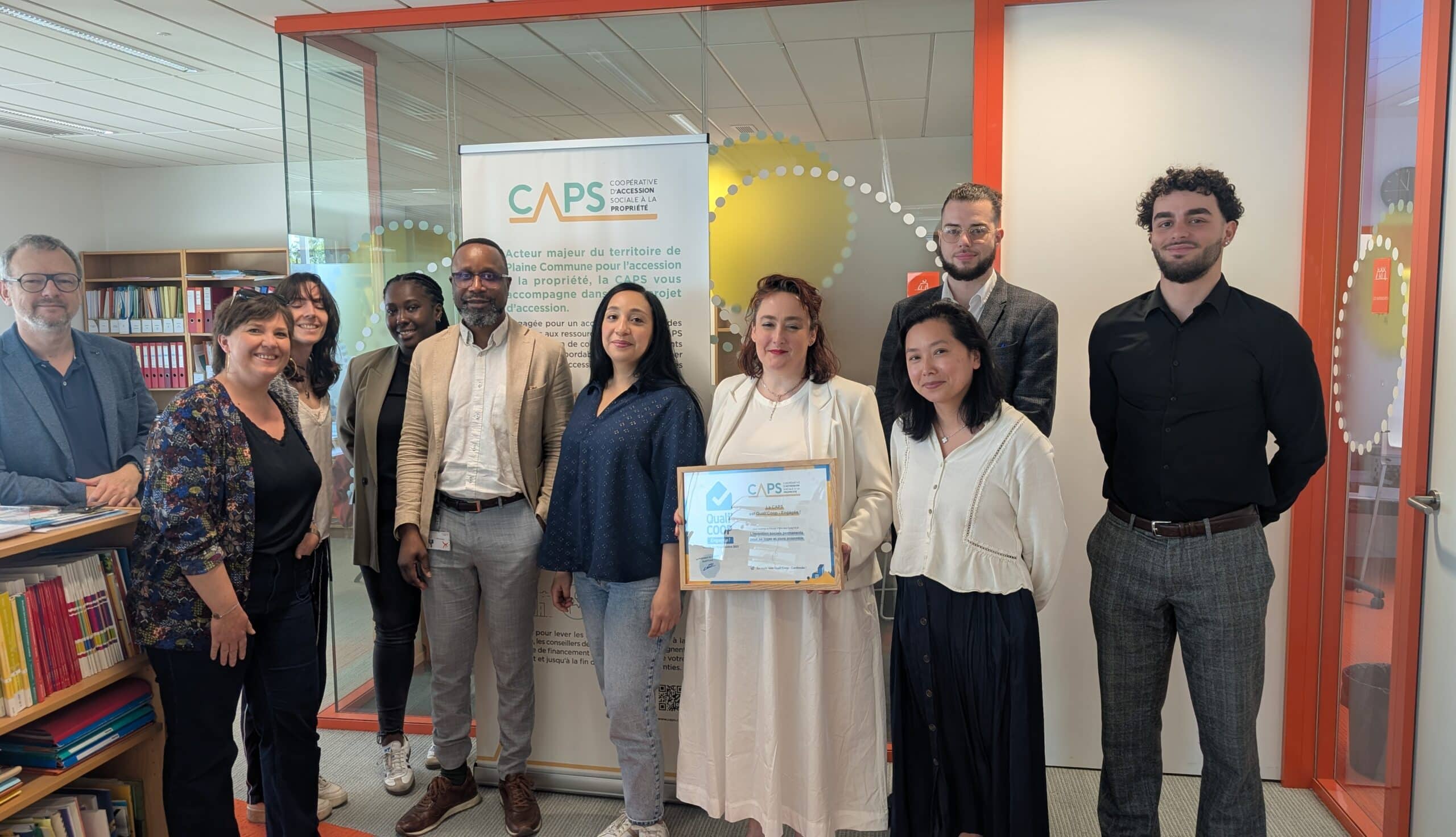 L'équipe de la CAPS avec les auditeurs de la Fédération des Coops remettant le diplôme Quali'coop engagé